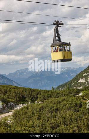 Malerische gelbe Seilbahn in Dachstein Bergkette. Oberösterreich Stockfoto