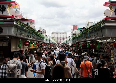 Tokio, Japan - 29. Juli 2017: Menschenmassen in der Nakamise Shopping Street, die zum Sensoji-Tempel in Asakusa, Tokio führt Stockfoto