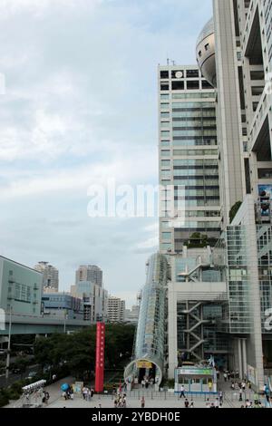 Tokio, Japan - 28. Juli 2017: Futuristische Architektur und Skyline von Odaiba, Tokio mit Glasröhrenweg Stockfoto
