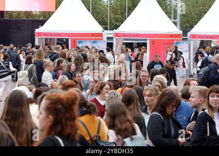 76. Frankfurter Buchmesse Impressionen 18.10.2024 heute ab 14 Uhr für alle geöffnet 76. Buchmesse Frankfurt Freigelände TREFFEN SIE DEN AUTOR Frankfurt Main Hessen Deutschland *** 76 Frankfurter Buchmesse Impressionen 18 10 2024 heute ab 14 Uhr geöffnet 76 Frankfurter Buchmesse Freigelände TREFFEN SIE DEN AUTOR Frankfurt Main Hessen Deutschland Stockfoto