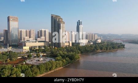 (241018) -- LANZHOU, 18. Oktober 2024 (Xinhua) -- ein Luftdrohnenfoto vom 17. Oktober 2024 zeigt einen Blick auf den Marathon Park entlang des Gelben Flusses in Lanzhou, Nordwestchinas Provinz Gansu. Lanzhou, einst Verkehrsknotenpunkt, Militärfestung und wichtiges Handelsgebiet entlang der alten Seidenstraße, ist die einzige Provinzhauptstadt, durch die der gelbe Fluss fließt. Der Abschnitt Lanzhou des Hauptstroms des Gelben Flusses ist 150,7 Kilometer lang, davon 47,5 Kilometer durch das Stadtgebiet. Der gelbe Fluss ist auch eine wichtige Trinkwasserquelle in Lanzhou. Als Stockfoto