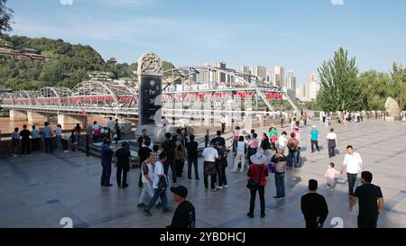 (241018) -- LANZHOU, 18. Oktober 2024 (Xinhua) -- ein Luftdrohnenfoto vom 23. September 2024 zeigt Menschen, die die Zhongshan Brücke über den Gelben Fluss in Lanzhou, Nordwestchinas Provinz Gansu, besuchen. Lanzhou, einst Verkehrsknotenpunkt, Militärfestung und wichtiges Handelsgebiet entlang der alten Seidenstraße, ist die einzige Provinzhauptstadt, durch die der gelbe Fluss fließt. Der Abschnitt Lanzhou des Hauptstroms des Gelben Flusses ist 150,7 Kilometer lang, davon 47,5 Kilometer durch das Stadtgebiet. Der gelbe Fluss ist auch eine wichtige Trinkwasserquelle in Lanzhou. Stockfoto