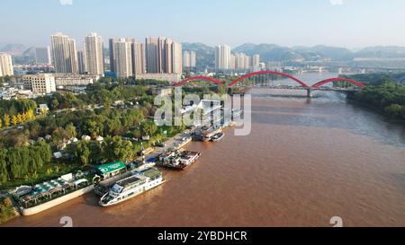 (241018) -- LANZHOU, 18. Oktober 2024 (Xinhua) -- ein Luftdrohnenfoto vom 17. Oktober 2024 zeigt einen Blick auf den Yanchangpu Pier des Gelben Flusses in Lanzhou, Nordwestchinas Provinz Gansu. Lanzhou, einst Verkehrsknotenpunkt, Militärfestung und wichtiges Handelsgebiet entlang der alten Seidenstraße, ist die einzige Provinzhauptstadt, durch die der gelbe Fluss fließt. Der Abschnitt Lanzhou des Hauptstroms des Gelben Flusses ist 150,7 Kilometer lang, davon 47,5 Kilometer durch das Stadtgebiet. Der gelbe Fluss ist auch eine wichtige Trinkwasserquelle in Lanzhou. Danke Stockfoto