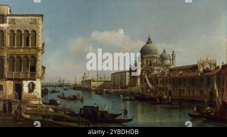 Blick auf den Canal Grande: Santa Maria della Salute und die Dogana vom Campo Santa Maria Zobenigo, ca. 1743. In dieser architektonischen Aufzeichnung von Venedig und dem Canal Grande präsentierte Bellotto einen Abschnitt der venezianischen Gesellschaft, die an einem sonnigen Morgen geschäftlich tätig war. Das Licht von Osten fällt auf den Palazzo Pisani-Gritti mit seinen bogenförmigen Fenstern und bemalten fa&#xe7;Ade. Eine venezianische Andachtsdose, in der eine religiöse Ikone untergebracht war, hängt unter den bogenförmigen Fenstern des Gebäudes auf der linken Seite. Solche Boxen wurden meist auf einem Gebäude direkt neben dem Kanal platziert, so dass Passanten eine Pause einlegen konnten Stockfoto