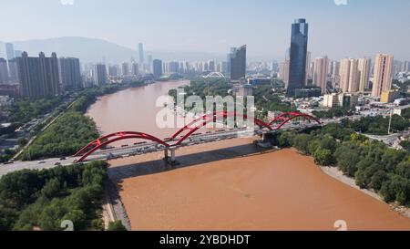 (241018) -- LANZHOU, 18. Oktober 2024 (Xinhua) -- ein Luftdrohnenfoto, aufgenommen am 24. September 2024, zeigt die Yantan-Brücke über den Gelben Fluss in Lanzhou, nordwestchinesischer Provinz Gansu. Lanzhou, einst Verkehrsknotenpunkt, Militärfestung und wichtiges Handelsgebiet entlang der alten Seidenstraße, ist die einzige Provinzhauptstadt, durch die der gelbe Fluss fließt. Der Abschnitt Lanzhou des Hauptstroms des Gelben Flusses ist 150,7 Kilometer lang, davon 47,5 Kilometer durch das Stadtgebiet. Der gelbe Fluss ist auch eine wichtige Trinkwasserquelle in Lanzhou. Dank Forts Stockfoto