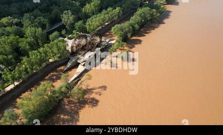 (241018) -- LANZHOU, 18. Oktober 2024 (Xinhua) -- ein Luftdrohnenfoto, aufgenommen am 24. September 2024, zeigt Wasserräder entlang des Gelben Flusses in Lanzhou, nordwestchinesischer Provinz Gansu. Lanzhou, einst Verkehrsknotenpunkt, Militärfestung und wichtiges Handelsgebiet entlang der alten Seidenstraße, ist die einzige Provinzhauptstadt, durch die der gelbe Fluss fließt. Der Abschnitt Lanzhou des Hauptstroms des Gelben Flusses ist 150,7 Kilometer lang, davon 47,5 Kilometer durch das Stadtgebiet. Der gelbe Fluss ist auch eine wichtige Trinkwasserquelle in Lanzhou. Dank Continuo Stockfoto