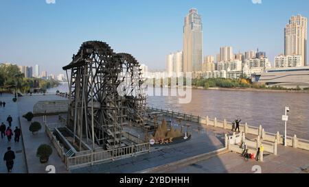 (241018) -- LANZHOU, 18. Oktober 2024 (Xinhua) -- ein Luftdrohnenfoto vom 17. Oktober 2024 zeigt Wasserräder entlang des Gelben Flusses in Lanzhou, nordwestchinesischer Provinz Gansu. Lanzhou, einst Verkehrsknotenpunkt, Militärfestung und wichtiges Handelsgebiet entlang der alten Seidenstraße, ist die einzige Provinzhauptstadt, durch die der gelbe Fluss fließt. Der Abschnitt Lanzhou des Hauptstroms des Gelben Flusses ist 150,7 Kilometer lang, davon 47,5 Kilometer durch das Stadtgebiet. Der gelbe Fluss ist auch eine wichtige Trinkwasserquelle in Lanzhou. Dank Dauerbetrieb Stockfoto