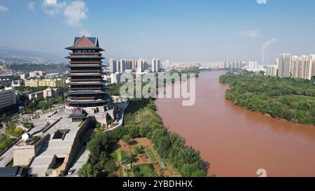 (241018) -- LANZHOU, 18. Oktober 2024 (Xinhua) -- ein Luftdrohnenfoto, aufgenommen am 26. September 2024, zeigt den Gelben Fluss-Pavillon entlang des Gelben Flusses in Lanzhou, Nordwestchinas Provinz Gansu. Lanzhou, einst Verkehrsknotenpunkt, Militärfestung und wichtiges Handelsgebiet entlang der alten Seidenstraße, ist die einzige Provinzhauptstadt, durch die der gelbe Fluss fließt. Der Abschnitt Lanzhou des Hauptstroms des Gelben Flusses ist 150,7 Kilometer lang, davon 47,5 Kilometer durch das Stadtgebiet. Der gelbe Fluss ist auch eine wichtige Trinkwasserquelle in Lanzhou. Danke Stockfoto