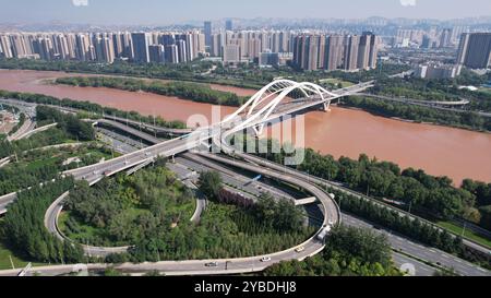 (241018) -- LANZHOU, 18. Oktober 2024 (Xinhua) -- ein Luftdrohnenfoto, aufgenommen am 26. September 2024, zeigt die Shen'an-Brücke über den Gelben Fluss in Lanzhou, nordwestchinesischer Provinz Gansu. Lanzhou, einst Verkehrsknotenpunkt, Militärfestung und wichtiges Handelsgebiet entlang der alten Seidenstraße, ist die einzige Provinzhauptstadt, durch die der gelbe Fluss fließt. Der Abschnitt Lanzhou des Hauptstroms des Gelben Flusses ist 150,7 Kilometer lang, davon 47,5 Kilometer durch das Stadtgebiet. Der gelbe Fluss ist auch eine wichtige Trinkwasserquelle in Lanzhou. Dank Contu Stockfoto