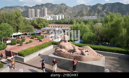 (241018) -- LANZHOU, 18. Oktober 2024 (Xinhua) -- ein Luftdrohnenfoto, das am 25. September 2024 aufgenommen wurde, zeigt Menschen, die die Statue „Gelber Fluss – die Mutter“ in Lanzhou, Nordwestchinas Provinz Gansu besuchen. Lanzhou, einst Verkehrsknotenpunkt, Militärfestung und wichtiges Handelsgebiet entlang der alten Seidenstraße, ist die einzige Provinzhauptstadt, durch die der gelbe Fluss fließt. Der Abschnitt Lanzhou des Hauptstroms des Gelben Flusses ist 150,7 Kilometer lang, davon 47,5 Kilometer durch das Stadtgebiet. Der gelbe Fluss ist auch eine wichtige Trinkwasserquelle in Lanzhou Stockfoto