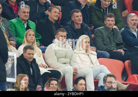 Jens Lehmann, Thomas Helmer, Benjamin Lauth, Giulia GWINN, FCB Frauen Nr. 7 Nils Petersen mit Frau Carla Dittmers im Spiel der UEFA Nations League 2024 DEUTSCHLAND - NIEDERLANDE 1-0 in der Saison 2024/2025 am 14. Oktober 2024 in München. Fotograf: Peter Schatz Stockfoto