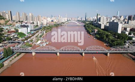 (241018) -- LANZHOU, 18. Oktober 2024 (Xinhua) -- ein Luftdrohnenfoto, aufgenommen am 23. September 2024, zeigt die Zhongshan-Brücke über den Gelben Fluss in Lanzhou, nordwestchinesischer Provinz Gansu. Lanzhou, einst Verkehrsknotenpunkt, Militärfestung und wichtiges Handelsgebiet entlang der alten Seidenstraße, ist die einzige Provinzhauptstadt, durch die der gelbe Fluss fließt. Der Abschnitt Lanzhou des Hauptstroms des Gelben Flusses ist 150,7 Kilometer lang, davon 47,5 Kilometer durch das Stadtgebiet. Der gelbe Fluss ist auch eine wichtige Trinkwasserquelle in Lanzhou. Danke an conti Stockfoto