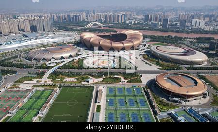 (241018) -- LANZHOU, 18. Oktober 2024 (Xinhua) -- ein Luftdrohnenfoto, aufgenommen am 26. September 2024, zeigt das Lanzhou Olympiazentrum entlang des Gelben Flusses in Lanzhou, nordwestchinesischer Provinz Gansu. Lanzhou, einst Verkehrsknotenpunkt, Militärfestung und wichtiges Handelsgebiet entlang der alten Seidenstraße, ist die einzige Provinzhauptstadt, durch die der gelbe Fluss fließt. Der Abschnitt Lanzhou des Hauptstroms des Gelben Flusses ist 150,7 Kilometer lang, davon 47,5 Kilometer durch das Stadtgebiet. Der gelbe Fluss ist auch eine wichtige Trinkwasserquelle in Lanzhou. Als Stockfoto