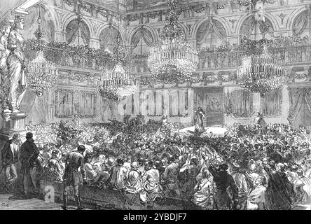 Die französische Belagerung von Paris: Konzert für die Verwundeten in den Tuilerien, 1871. Blick auf ein öffentliches Konzert im Tuilerien-Palast für den Fonds zur Entlastung der verwundeten Nationalgarde... der Preis für ein Ticket für das Konzert in der Salle des Mar&#xe9;chaux betrug drei Francs. Dieser prächtige Saal befindet sich genau in der Mitte des großen Gebäudes. Es hat eine Höhe von zwei Etagen, mit einer Galerie um es herum, auf einer Linie mit dem oberen Fensterbereich. Die gestreckte Decke und die Gesimse sind reich vergoldet; es gibt zwei riesige Säulen, die mit verschiedensten Figuren und Farben verziert sind; eine Nische auf der einen Seite, A Stockfoto