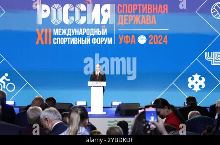 Ufa, Russland. Oktober 2024. Der russische Präsident Wladimir Putin hält auf dem Internationalen Sportforum „Land des Sports“ am 17. Oktober 2024 in Ufa, Baschkortostan, Russland. Quelle: Gavriil Grigorov/Kreml Pool/Alamy Live News Stockfoto