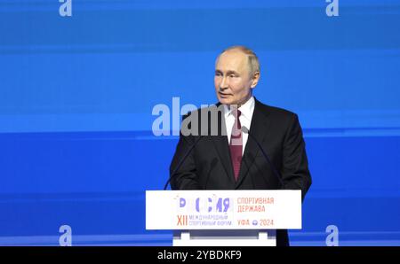 Ufa, Russland. Oktober 2024. Der russische Präsident Wladimir Putin hält auf dem Internationalen Sportforum „Land des Sports“ am 17. Oktober 2024 in Ufa, Baschkortostan, Russland. Quelle: Gavriil Grigorov/Kreml Pool/Alamy Live News Stockfoto