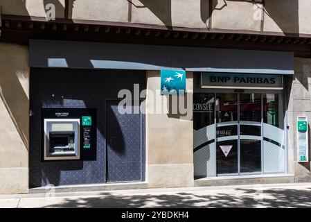 Carcassonne, Frankreich - 18. Juni 2024: Zeichen und Logo der BNP Paribas Bankfiliale in Carcassonne, Frankreich Stockfoto