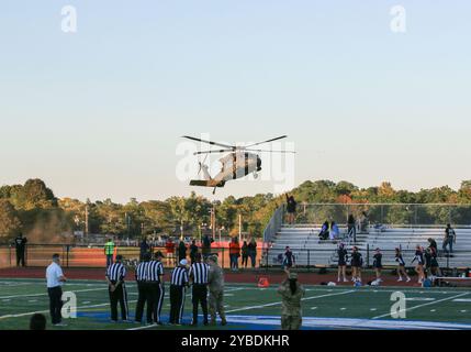 Hauppauge, New York, USA - 5. Oktober 2024: Hubschrauber fliegt über einem Fußballfeld, um den Spielball zum Heimspiel in Hauppauge zu bringen Stockfoto