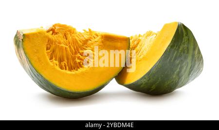 Die Seitenansicht frischer grüner japanischer Kürbisscheiben oder -Stücke im Stapel ist auf weißem Hintergrund mit Beschneidungspfad isoliert. Stockfoto