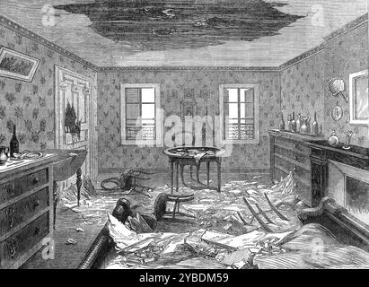 Bombardierung von Paris: Auswirkungen eines Granatplatzes im dritten Stockwerk eines Hauses, 1871. Deutsch-Französischer Krieg. "...das Innere eines privaten Wohnhauses, Nr. 36, Rue de l'Ouest, in Plaisance, im vierzehnten Arrondissement von Paris, nach dem preußischen Bombardement... in dem Zimmer... im dritten Stock, das... schön aber schlicht eingerichtet ist, mit seiner hübschen Tapete mit Blumenmuster, seinen gerahmten Drucken und einem Spiegel über dem Kaminsims, die Schale von oben hat eine Menge des Deckenbetts heruntergeworfen, das von dem Tisch bedeckt ist, und einige davon ist. Drei der Stockfoto