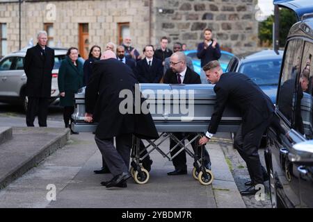 Der Sarg von Schottland Alex Salmond wird nach seiner Rückkehr nach Großbritannien nach seinem Tod am Samstagnachmittag im Institut für Kulturdiplomatie Forum in der nordmakedonischen Seebörde Ohrid in die Fraserburgh Funeral Services gebracht. Bilddatum: Freitag, 18. Oktober 2024. Stockfoto