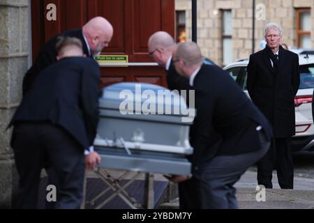 Der Sarg von Schottland Alex Salmond wird nach seiner Rückkehr nach Großbritannien nach seinem Tod am Samstagnachmittag im Institut für Kulturdiplomatie Forum in der nordmakedonischen Seebörde Ohrid in die Fraserburgh Funeral Services gebracht. Bilddatum: Freitag, 18. Oktober 2024. Stockfoto