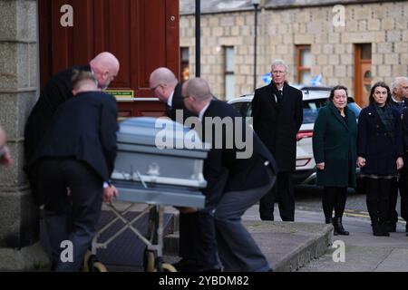 Der Sarg von Schottland Alex Salmond wird nach seiner Rückkehr nach Großbritannien nach seinem Tod am Samstagnachmittag im Institut für Kulturdiplomatie Forum in der nordmakedonischen Seebörde Ohrid in die Fraserburgh Funeral Services gebracht. Bilddatum: Freitag, 18. Oktober 2024. Stockfoto