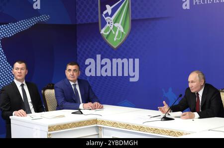 Ufa, Russland. Oktober 2024. Der russische Präsident Wladimir Putin, rechts, leitet eine Videokonferenz über die Entwicklung neuer Sportanlagen, zusammen mit dem Sportminister Michail Degtyarew, links, und dem Präsidenten-Assistenten Alexej Dyumin, Zentrum, vom Republikanischen Fechten-Trainingszentrum, am 17. Oktober 2024 in Ufa, Baschkortostan Republik, Russland. Quelle: Gavriil Grigorov/Kreml Pool/Alamy Live News Stockfoto