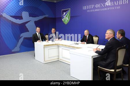 Ufa, Russland. Oktober 2024. Der russische Präsident Wladimir Putin, Zentrum, leitet am 17. Oktober 2024 eine Videokonferenz über die Entwicklung neuer Sportanlagen vom Republikanischen Fechten Training Centre in Ufa, Baschkortostan Republik, Russland. Von links sitzend: Sportminister Michail Degtyarev, Amtshilfe Alexej Dyumin, Präsident Putin, Chef der Baschkortostan-Republik Radiy Khabirov und Gesandter des Präsidenten im Wolga-Bundesbezirk Igor Komarov. Quelle: Gavriil Grigorov/Kreml Pool/Alamy Live News Stockfoto