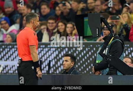 Schiedsrichter Slavko Vincic mit Pfeife, Gesten, Shows, Beobachtung, individueller Aktion, Schiedsrichter, Hauptschiedsrichter, schiri, Pfeiffe, Pfiff, in der UEFA Nations League 2024 Spiel DEUTSCHLAND - NIEDERLANDE 1-0 in der Saison 2024/2025 am 14. Oktober 2024 in München. Fotograf: ddp-Bilder/Sternbilder Stockfoto