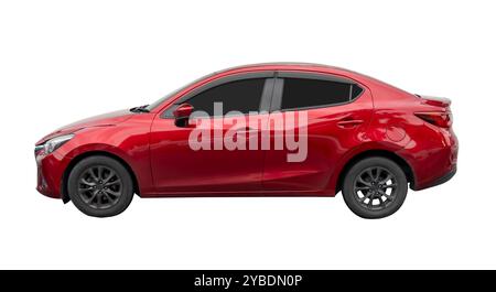 Seitenansicht der roten Sportlimousine ist isoliert auf weißem Hintergrund mit Beschneidungspfad. Stockfoto