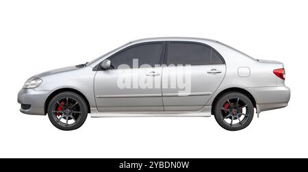 Die Seitenansicht der weißen oder silbernen Sportlimousine ist isoliert auf weißem Hintergrund mit Beschneidungspfad. Stockfoto