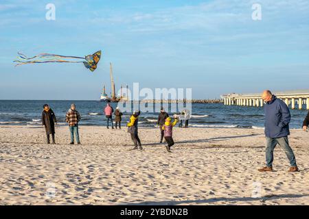 Fest eröffnet: Seebrücke und Inselhafen im Ostseebad Prerow - 16.10.2024: Mit einer Lichtshow wurde die Seebrücke und der Inselhafen im Ostseebad Prerow am 16.10.2024 festlich eröffnet. Damit ist die 720 Meter lange Brücke die längste an der Ostsee. Im Hafen gibt es 50 Liegeplätze, unter anderem für Sportboote sowie für Fischerboote. Hier ist auch der Seenotrettungskreuzer NIS RANDERS der Deutschen Gesellschaft zur Rettung Schiffbrüchiger DGzRS stationiert. Prerow Seebrücke Mecklenburg-Vorpommern Deutschland *** feierliche Eröffnung des Piers und des Inselhafens im Ostseebad Pre Stockfoto