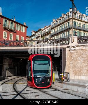 Nizza, Frankreich: Straßenbahn am Port Lympia Endbahnhof am Hafen von Nizza. Stockfoto