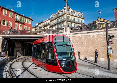 Nizza, Frankreich: Straßenbahn am Port Lympia Endbahnhof am Hafen von Nizza. Stockfoto