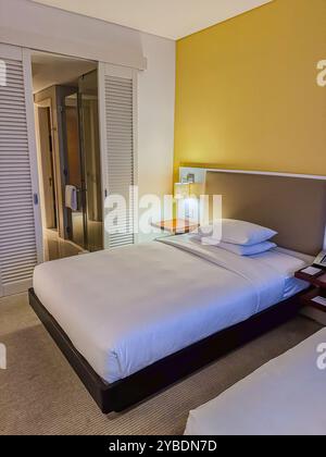 Blick auf ein elegantes Hotelzimmer mit Queensize-Betten Stockfoto