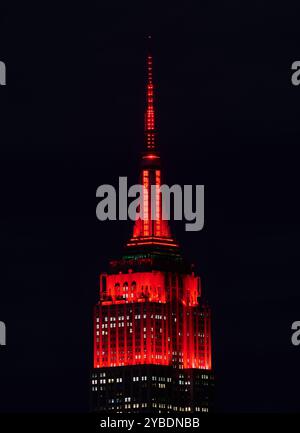 New York, NY, USA – 17. Oktober 2017: Der Empire State Building Tower Lights Shining Red zur Unterstützung der Hurrikan Helene & Milton Opfern. Stockfoto