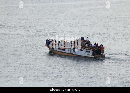 Öffentliche Verkehrsschiffe für Menschen der unteren Klasse, die von den Einwohnern genutzt werden, um nach Bunaken Island zu überqueren. Stockfoto