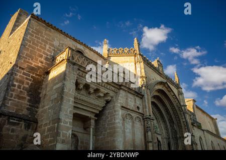 Seitenfassade der Kirche San Pablo in Úbeda, Jaén, Andalusien, Weltkulturerbe Stadt bei Tageslicht Stockfoto