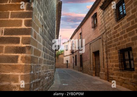 Gasse der Altstadt von Baeza in Jaén, Andalusien, eine Weltkulturerbe-Stadt mit mittelalterlichen Häusern und Palästen Stockfoto