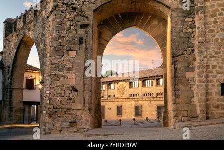 Blick auf die Plaza de los Leones durch das Jaén Tor und Villalar Arches in Baeza, Jaén, Andalusien, Spanien bei Dämmerung Stockfoto