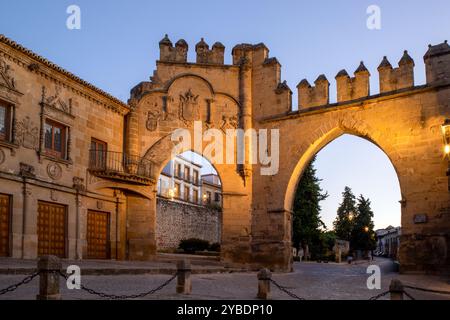 Blick auf die Plaza de los Leones mit dem Jaén-Tor und den Villalar-Bögen im Hintergrund in Baeza, Jaén, Andalusien, Spanien in der Abenddämmerung Stockfoto