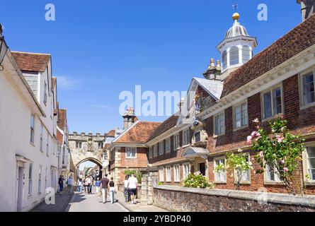 Touristen im College of Matrons schützten Wohnhäuser mit eingetragenem Almhaus und High Street Gate in der Nähe von Salisbury Wiltshire England Großbritannien GB Europa Stockfoto