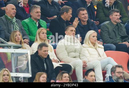 München, Deutschland. Oktober 2024. Jens Lehmann, Thomas Helmer, Benjamin Lauth, Giulia GWINN, FCB Frauen Nr. 7 Nils Petersen mit Frau Carla Dittmers im Spiel der UEFA Nations League 2024 DEUTSCHLAND - NIEDERLANDE 1-0 in der Saison 2024/2025 am 14. Oktober 2024 in München. Fotograf: ddp Images/STAR-Images Credit: ddp Media GmbH/Alamy Live News Stockfoto