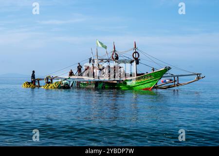 Laiya Beach, Batangas, Philippinen - 16. August 2024: Fischer, die mit dem frühen Morgencach an Land kommen. Die Menschen in den Dörfern der Küstenprovinz leben weiterhin auf traditionelle Weise Stockfoto