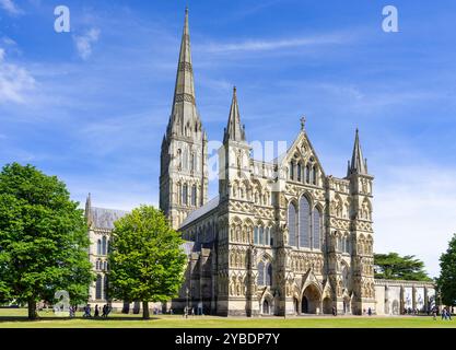 Salisbury Cathedral Westfront der Cathedral Church of the Blessed Virgin Mary Salisbury UK Salisbury Wiltshire England UK GB Europa Stockfoto