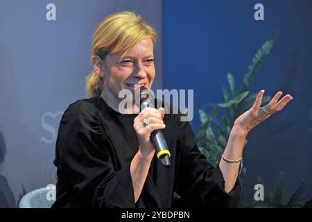 Frankfurter Buchmesse 2024. Schauspielerin Caroline Peters am 18.10.2024 auf der Frankfurter Buchmesse. 20241018MWI010320 *** Frankfurter Buchmesse 2024 Schauspielerin Caroline Peters am 18 10 2024 auf der Frankfurter Buchmesse 20241018MWI010320 Stockfoto