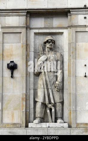 Sozialistisches Hilfswerk, Platz der Verfassung, Warschau, Polen. Nachkriegssozialrealistische Skulptur des Fabrikarbeiters. Stockfoto