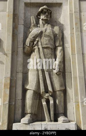 Sozialistisches Hilfswerk, Platz der Verfassung, Warschau, Polen. Nachkriegssozialrealistische Skulptur des Fabrikarbeiters. Stockfoto