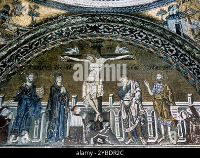 Kreuzigung Jesu, Mosaik, Markusdom, Venedig, Italien, 12.-14. Jahrhundert. Beachte, dass der Doge zu Jesu Füßen kniet. Stockfoto